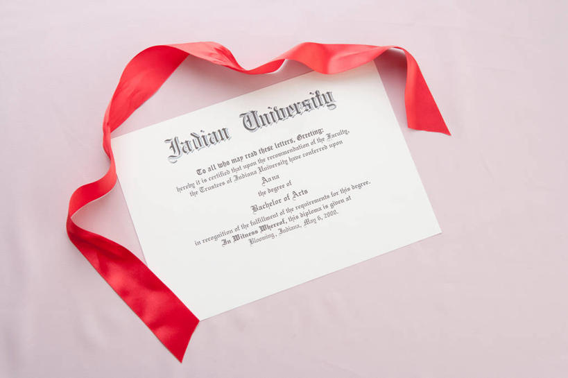 无人,横图,俯视,室内,特写,白天,静物,阴影,粉色背景,反射,英文,标志,丝绸,丝带,文凭,文字,影子,字符,字母,缎带,标识,绸带,一个,红色,摄影,影棚,单个,英文字母,证书,学位证,学位证书,彩图,高角度拍摄,影棚拍摄,拍摄