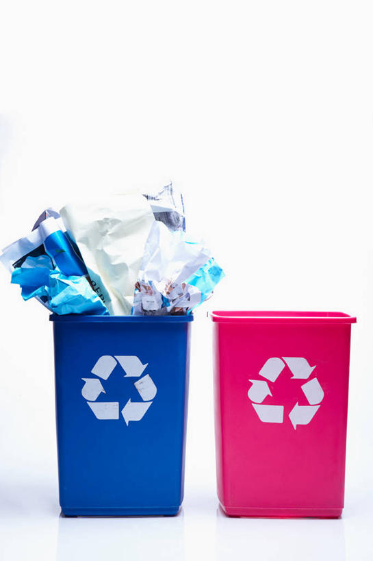 无人,竖图,室内,特写,白天,白色背景,正面,静物,一堆,许多,阴影,堆叠,堆积,环保,反射,影子,垃圾桶,很多,两个,粉色,蓝色,容器,摄影,影棚,能源,储藏,堆,废纸,垃圾箱,回收,资源,储存,利用,低碳,循环,持续,彩图,影棚拍摄,拍摄,贮存