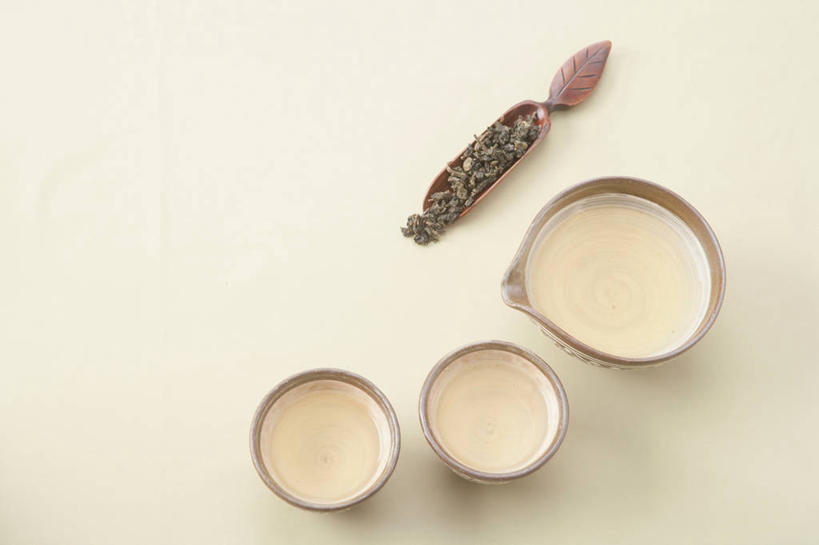 无人,横图,俯视,室内,特写,白天,白色背景,幸福,茶,杯子,阴影,反射,影子,勺子,绿茶,茶叶,茶勺,娱乐,三个,一个,水杯,享受,休闲,温馨,放松,乐趣,摄影,影棚,单个,提神,舒适,醒脑,茶杯,彩图,高角度拍摄,影棚拍摄,拍摄,不发酵茶,苦茗