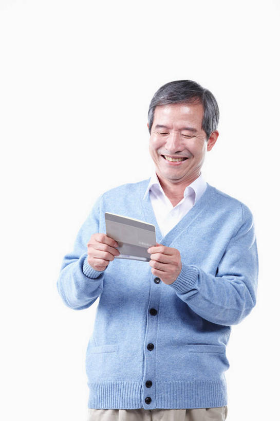 东方人,一个人,站,笑,微笑,露齿笑,竖图,室内,白天,白色背景,正面,亚洲,仅一个男性,仅一个人,握,阴影,服装,反射,影子,注视,休闲装,黄种人,一个,衣服,蓝色,低头,观察,看,站着,仅一个老年男性,休闲,休闲服,储蓄,存钱,握着,金融,理财,摄影,服饰,影棚,经济,单个,观看,存折,察看,资金,关注,存款,流通,贸易,老年男性,男人,男性,亚洲人,站立,半身,彩图,影棚拍摄,拍摄,存款簿