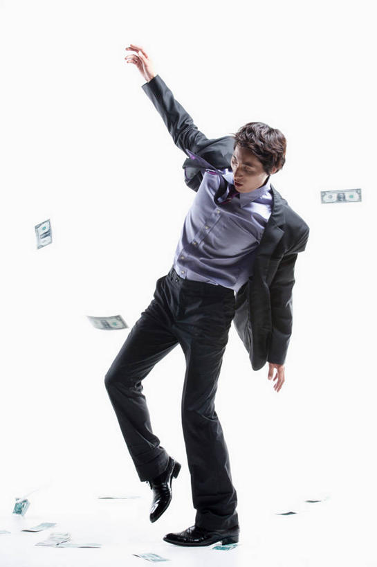 东方人,一个人,商务人士,商务男性,举,竖图,室内,白天,白色背景,正面,鞋,衬衫,钱,帽子,鞋子,亚洲,仅一个男性,仅一个人,套装,钱币,皮革,注视,黄种人,运动帽,仅一个年轻男性,观察,看,托,鸭舌帽,钞票,金融,纸币,摄影,影棚,经济,观看,察看,关注,商务装,流通,纸钞,贸易,工薪阶层,一顶,货币,现金,男人,男性,年轻男性,亚洲人,白领,上班族,举起,举手,举着,抬头,向上举,向上伸,向上托,仰头,彩图,全身,影棚拍摄,衬衣,皮鞋,拍摄