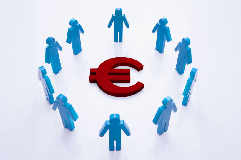 无人,站,横图,俯视,室内,特写,白天,白色背景,钱,静物,环绕,围绕,标志,钱币,文字,欧元,环抱,标识,红色,蓝色,站着,金融,摄影,影棚,经济,流通,贸易,萦绕,货币,站立,彩图,高角度拍摄,全身,影棚拍摄,拍摄,欧元符号,拟人