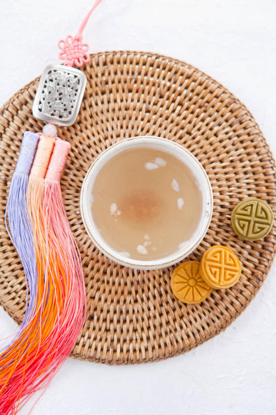 点心,无人,竖图,俯视,室内,特写,白天,白色背景,幸福,茶,杯子,玉,竹制,雕刻,茶叶,食品,甜点,甜品,娱乐,食物,糕点,三个,水杯,垫子,甜食,享受,休闲,温馨,放松,乐趣,摄影,奢侈品,玉雕,影棚,玉器,贵重,珍贵,提神,舒适,竹制品,醒脑,玉石,玉佩,宝贵,茶杯,彩图,高角度拍摄,影棚拍摄,拍摄