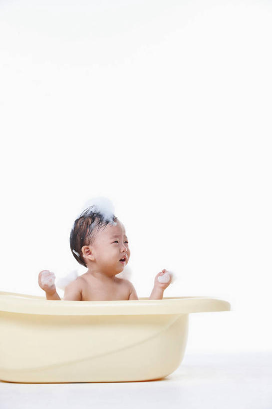 东方人,婴儿,儿童,一个人,坐,举,哭,竖图,室内,白天,白色背景,正面,洗澡,纯洁,安全,亚洲,仅一个人,握,阴影,反射,影子,防护,注视,黄种人,干净,裸露,小孩,泡泡,容器,观察,看,清洁,托,享受,健康,浴盆,放松,可爱,握着,保健,眼泪,摄影,活泼,影棚,观看,储藏,保护,察看,卫生,泪水,储存,关注,宝宝,裸,澡盆,保险,纯真,烂漫,无邪,保全,周全,安稳,安定,泡汤,伶俐,平安,天真,亚洲人,孩子,举起,举手,举着,向上举,向上伸,向上托,坐着,彩图,全身,影棚拍摄,沐浴,哭泣,哭啼,拍摄,婴儿浴盆,贮存