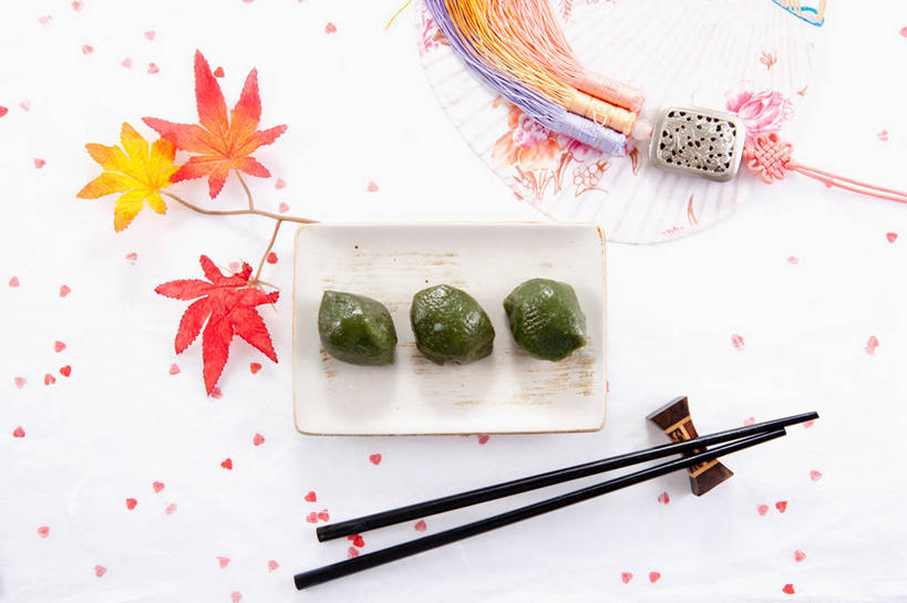 点心,无人,横图,俯视,室内,白天,筷子,餐具,叶子,玉,阴影,反射,雕刻,碟子,盘,影子,食品,甜点,甜品,枫叶,枯叶,落叶,筷架,筷枕,文化,传统,食物,糕点,黄色,红色,盘子,碟,甜食,奢侈品,玉雕,枫树叶,礼节,筷子架,玉器,贵重,珍贵,礼仪,玉石,玉佩,宝贵,叶,叶片,进餐用具,彩图,高角度拍摄