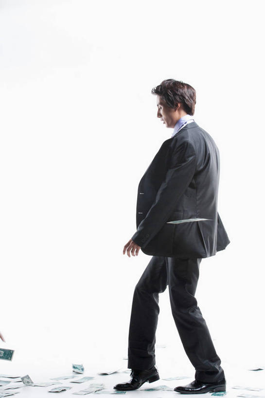 东方人,一个人,商务人士,商务男性,走,竖图,室内,白天,白色背景,侧面,鞋,衬衫,钱,美元,鞋子,亚洲,仅一个男性,仅一个人,阴影,套装,反射,钱币,影子,皮革,美金,注视,黄种人,踩,仅一个年轻男性,踩着,低头,观察,看,钞票,金融,纸币,摄影,影棚,经济,观看,察看,关注,美圆,商务装,流通,纸钞,贸易,工薪阶层,货币,现金,男人,男性,年轻男性,亚洲人,白领,上班族,步行,走路,彩图,全身,影棚拍摄,衬衣,皮鞋,拍摄