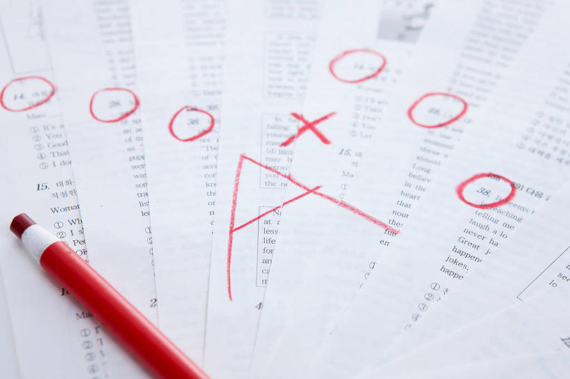 无人,横图,俯视,室内,特写,白天,静物,阴影,朦胧,模糊,反射,英文,圆形,笔,标志,文字,影子,纸,字符,字母,办公用品,标识,文具,红色,铅笔,学习用品,英文字母,试卷,文具用品,一支,考试,测验,考卷,考察,评比,彩图,高角度拍摄,彩色铅笔