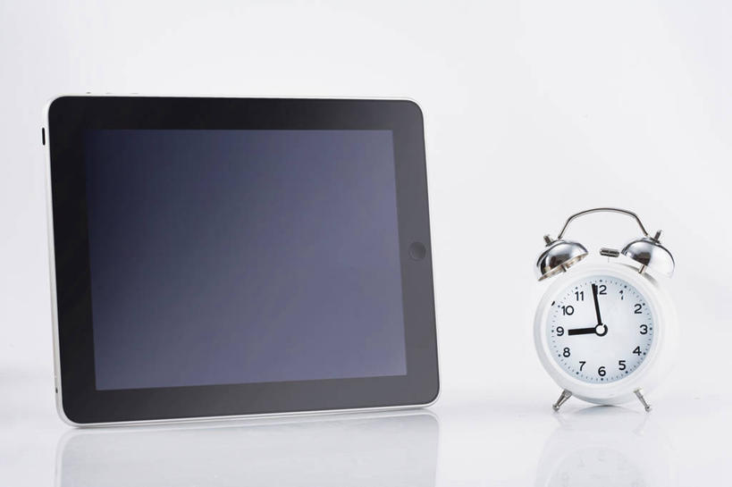 无人,横图,室内,特写,白天,白色背景,正面,电脑,笔记本电脑,静物,闹钟,阴影,时间,反射,网络,时钟,影子,计时,通讯设备,一个,钟表,表,摄影,影棚,单个,一台,无线,通信设备,无线网络,无线上网,便携式电脑,平板电脑,手提电脑,钟,彩图,影棚拍摄,拍摄