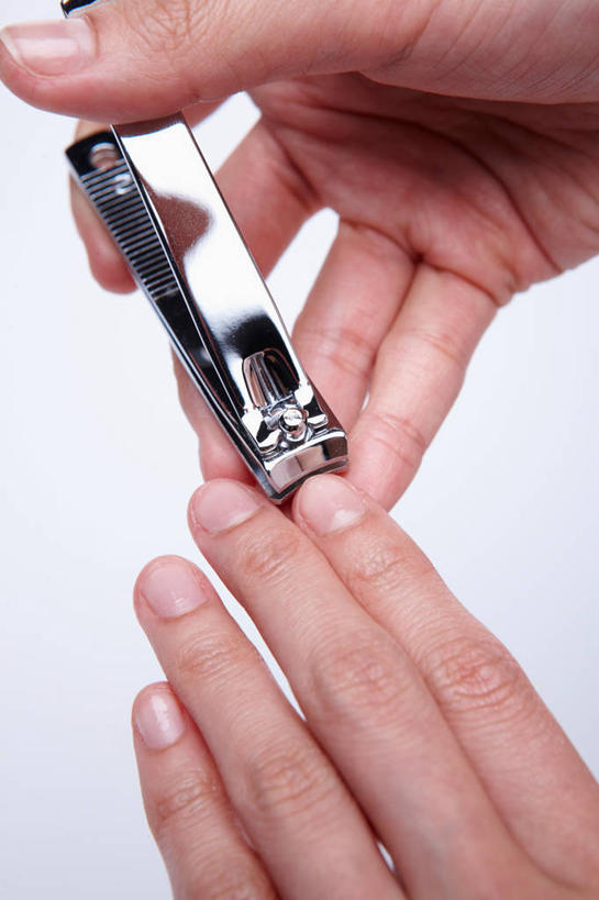 东方人,手,一个人,竖图,俯视,室内,特写,白天,白色背景,金属制品,亚洲,双手,仅一个年轻女性,仅一个女性,仅一个人,握,阴影,反射,金属,工具,钳子,影子,拿,拿着,黄种人,手部,美甲,握着,摄影,影棚,指甲钳,指甲刀,美甲工具,年轻女性,女人,女性,亚洲人,半身,彩图,高角度拍摄,影棚拍摄,拍摄