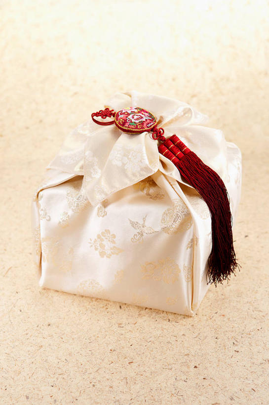 无人,竖图,俯视,室内,特写,白天,静物,阴影,花纹,反射,布,图案,影子,食盒,布纹,盒子,容器,流苏,储藏,布匹,储存,彩图,高角度拍摄,贮存