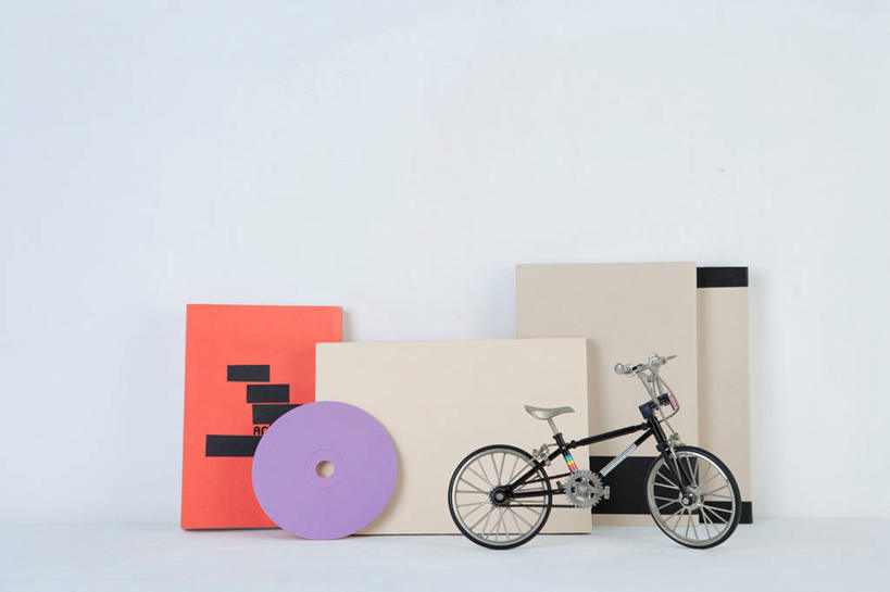 无人,横图,室内,特写,白天,正面,自行车,静物,阴影,灰色背景,反射,影子,纸盒,车,脚踏车,盒子,包装盒,模型,容器,交通工具,摄影,影棚,储藏,影碟机,储存,载具,DVD播放器,DVD播放机,DVD影碟机,光盘存储器,数字多功能光盘,彩图,影棚拍摄,拍摄,贮存