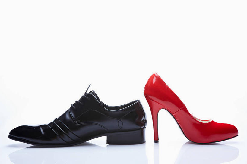 无人,横图,室内,特写,白天,白色背景,正面,高跟鞋,鞋,时尚,静物,鞋子,阴影,反射,影子,皮革,红色,黑色,两只,摄影,影棚,时髦,时兴,彩图,影棚拍摄,皮鞋,拍摄