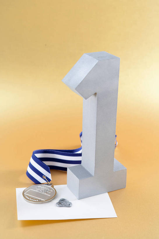 无人,竖图,室内,特写,白天,正面,成功,胜利,静物,橙色背景,阴影,反射,标志,数字,文字,信封,影子,字符,标识,光彩,摄影,阿拉伯数字,影棚,奖牌,荣誉,奖品,银牌,荣耀,光荣,彩图,影棚拍摄,拍摄