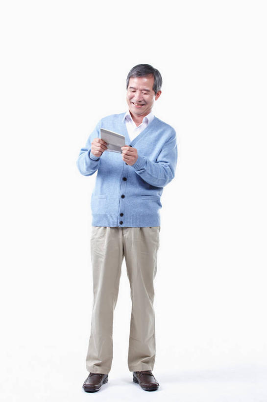 东方人,一个人,站,笑,微笑,露齿笑,竖图,室内,白天,白色背景,正面,亚洲,仅一个男性,仅一个人,握,阴影,服装,反射,影子,注视,休闲装,黄种人,一个,衣服,白色,低头,观察,看,站着,仅一个老年男性,休闲,休闲服,储蓄,存钱,握着,金融,理财,摄影,服饰,影棚,经济,单个,观看,存折,察看,资金,关注,存款,流通,贸易,老年男性,男人,男性,亚洲人,站立,彩图,全身,影棚拍摄,拍摄,存款簿