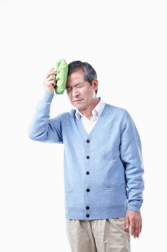 东方人,一个人,站,闭眼,竖图,室内,白天,白色背景,正面,亚洲,仅一个男性,仅一个人,握,阴影,服装,反射,影子,休闲装,黄种人,冷冻,一个,衣服,绿色,白色,站着,仅一个老年男性,休闲,休闲服,搭,握着,摄影,服饰,影棚,单个,卫生,冰袋,搭着,介质,方便,新颖,老年男性,男人,男性,亚洲人,闭眼睛,闭着眼,闭着眼睛,站立,半身,彩图,影棚拍摄,拍摄