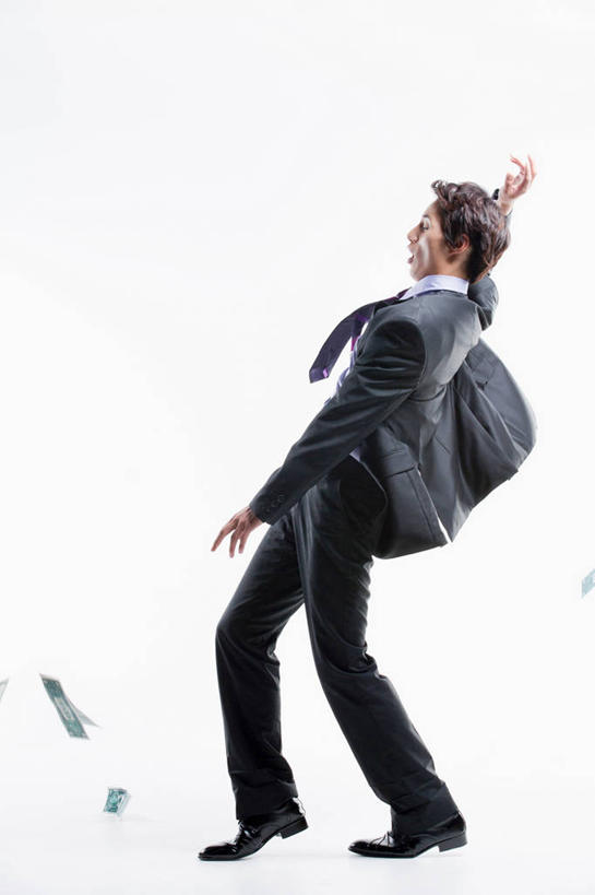 东方人,一个人,商务人士,商务男性,站,举,竖图,室内,白天,白色背景,侧面,鞋,衬衫,钱,鞋子,亚洲,仅一个男性,仅一个人,许多,弯腰,阴影,套装,飘扬,反射,钱币,影子,领带,皮革,很多,注视,黄种人,仅一个年轻男性,白色,观察,看,托,站着,钞票,金融,纸币,摄影,影棚,经济,观看,飘逸,察看,象征,庄重,关注,飞扬,商务装,身份,流通,纸钞,贸易,工薪阶层,弯身,正式,地位,货币,现金,男人,男性,年轻男性,亚洲人,白领,上班族,举起,举手,举着,向上举,向上伸,向上托,站立,彩图,全身,影棚拍摄,衬衣,皮鞋,拍摄