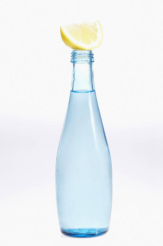 无人,竖图,室内,特写,白天,白色背景,正面,柠檬,水果,阴影,新鲜,反射,影子,生食,汽水,食品,果实,饮品,玻璃制品,食物,饮料,一个,黄色,白色,玻璃瓶,瓶子,碳酸饮料,摄影,有机食品,绿色食品,影棚,单个,一瓶,可口,适口,益母果,柠檬片,柠果,彩图,影棚拍摄,拍摄,荷兰水