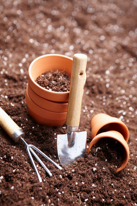 无人,竖图,俯视,室外,特写,白天,花盆,金属制品,五个,一堆,许多,阴影,堆叠,堆积,朦胧,模糊,光线,金属,叉子,铲子,工具,影子,陶瓷,泥土,土壤,陶瓷制品,一个,阳光,容器,单个,储藏,堆,储存,农具,耕具,彩图,高角度拍摄,干草叉,贮存