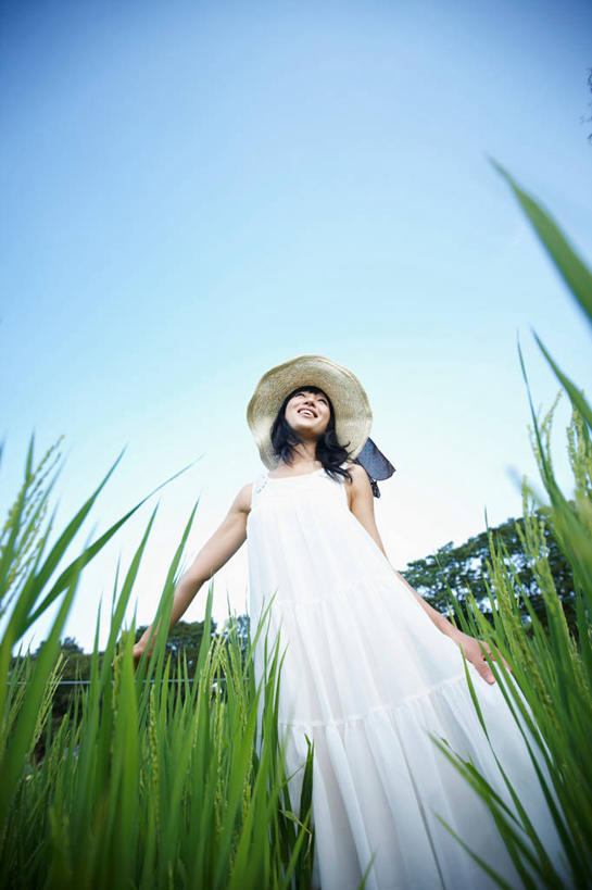 东方人,一个人,站,笑,微笑,露齿笑,竖图,室外,白天,仰视,裙子,草地,草坪,植物,帽子,英国,欧洲,亚洲,仅一个年轻女性,仅一个女性,仅一个人,握,阴影,连衣裙,光线,草帽,影子,注视,黄种人,英格兰,草,树,树木,蓝色,绿色,蓝天,天空,阳光,自然,天,观察,看,站着,握着,生长,晴朗,成长,观看,察看,西欧,关注,大不列颠,巴斯,大不列颠及北爱尔兰联合王国,万里无云,一顶,英吉利,萨默塞特郡,萨默塞特,年轻女性,女人,女性,亚洲人,晴空,晴空万里,站立,半身,彩图,低角度拍摄,大不列颠王国,大英帝国,联合王国,日不落帝国