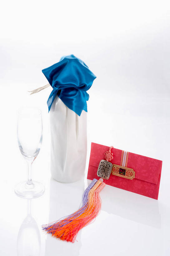 红酒,葡萄酒,无人,竖图,俯视,室内,特写,白天,白色背景,杯子,花纹,艺术,布,高脚杯,图案,手工艺品,贺卡,红酒杯,酒类,祝福,布纹,红酒瓶,文化,玻璃制品,酒,酒瓶,饮料,一个,玻璃瓶,酒杯,卡片,瓶子,工艺品,中国结,红葡萄酒,摄影,影棚,单个,布匹,高雅,葡萄酒杯,葡萄酒瓶,礼仪,饰物,祝愿,自信心,品位,玻璃杯,彩图,高角度拍摄,影棚拍摄,拍摄