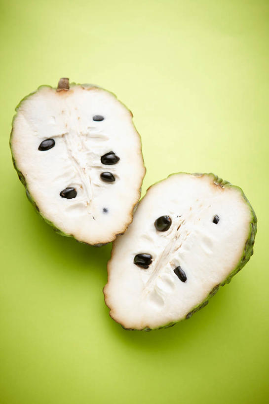 无人,竖图,俯视,室内,特写,白天,水果,切开,绿色背景,阴影,新鲜,反射,纹路,纹理,影子,生食,食品,果实,食物,切,番荔枝,摄影,有机食品,绿色食品,影棚,剖面,切面,释迦,肌理,佛头果,凤梨释迦,蜜释迦,释迦凤梨,彩图,高角度拍摄,影棚拍摄,拍摄