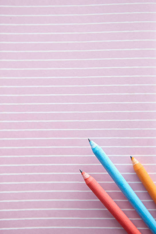 无人,竖图,俯视,室内,特写,白天,静物,一排,整齐,笔,办公用品,文具,排列,铅笔,学习用品,摄影,影棚,文具用品,三支,队列,彩图,高角度拍摄,影棚拍摄,拍摄
