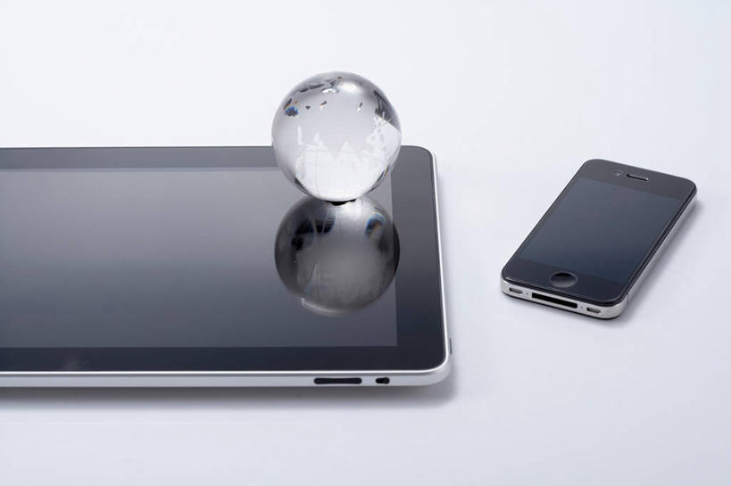 无人,打电话,横图,俯视,室内,特写,白天,白色背景,电脑,笔记本电脑,仪器,海洋,静物,地图,电话,手机,阴影,反射,网格,网络,地球仪,线条,影子,世界地图,地球,陆地,全球,通讯设备,球,一个,经纬线,模型,球体,摄影,地理,国家,影棚,单个,一台,大陆,世界,无线,通信设备,无线网络,纬线,版图,经线,无线上网,便携式电脑,平板电脑,智能手机,经纬仪,一部,地理学,交流,手提电脑,沟通,通话,彩图,高角度拍摄,影棚拍摄,拍摄,大洋,大洲