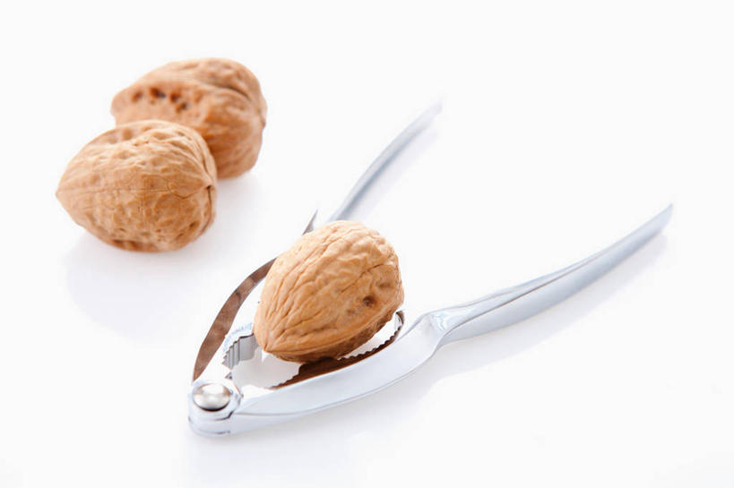 无人,横图,俯视,室内,特写,白天,白色背景,餐桌,桌子,一把,阴影,反射,工具,钳子,影子,核桃,坚果,果实,三个,干果,摄影,影棚,餐台,五金,胡桃,核桃钳,胡桃钳,羌桃,胡桃夹,彩图,高角度拍摄,影棚拍摄,拍摄