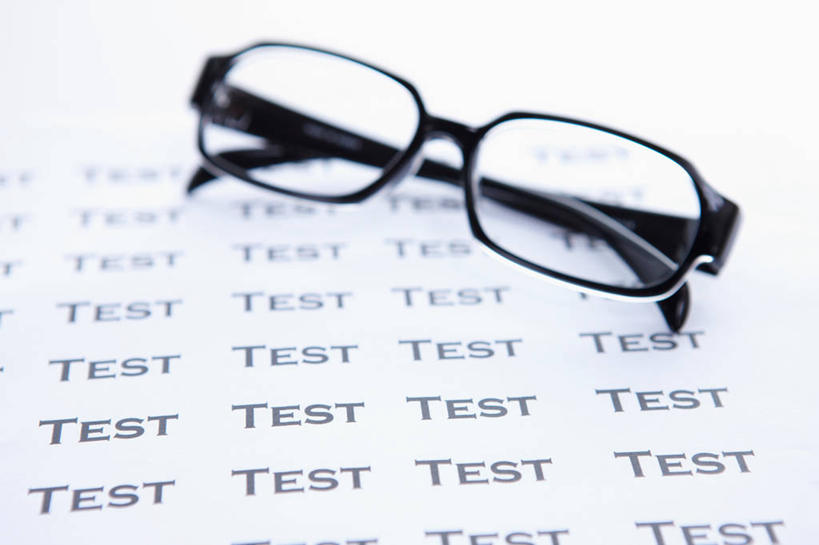 无人,横图,俯视,室内,特写,白天,白色背景,静物,一副,英文,标志,文字,眼镜,纸,字符,字母,标识,摄影,影棚,英文字母,试卷,考试,测验,考卷,近视眼镜,考察,评比,彩图,高角度拍摄,影棚拍摄,拍摄