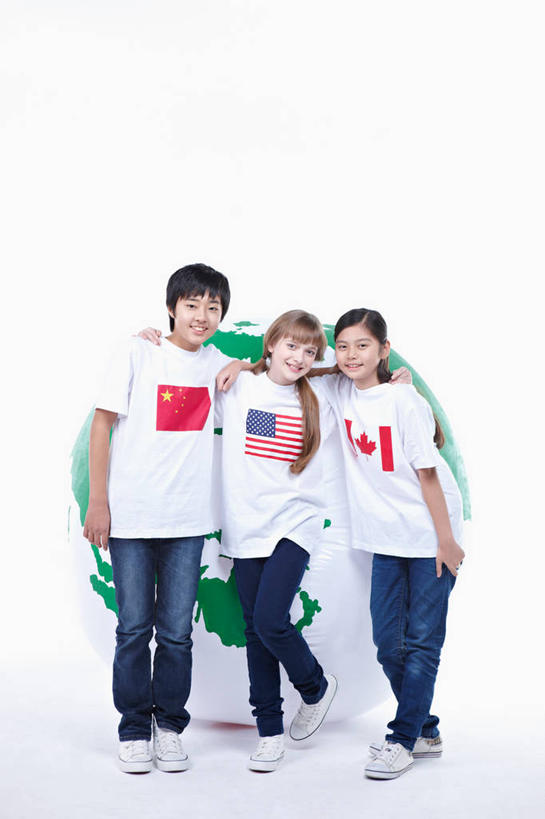 东方人,西方人,儿童,三个人,伙伴,朋友,站,笑,微笑,露齿笑,竖图,室内,白天,白色背景,正面,友谊,纯洁,仪器,海洋,地图,旗帜,国旗,欧洲,欧洲人,亚洲,一排,服装,裤子,整齐,网格,地球仪,线条,世界地图,地球,陆地,全球,注视,牛仔裤,休闲装,黄种人,五星红旗,星条旗,球,排列,一个,小孩,衣服,经纬线,模型,观察,看,站着,休闲,球体,同学,休闲服,可爱,童年,童趣,搭,美国国旗,摄影,地理,国家,服饰,影棚,单个,观看,大陆,察看,世界,校友,搭着,队列,关注,纬线,版图,加拿大国旗,经线,童真,中国国旗,烂漫,无邪,经纬仪,地理学,同窗,学友,天真,友情,男孩,男人,男性,女孩,女人,女性,白种人,亚洲人,旗,站立,彩图,全身,影棚拍摄,拍摄,美利坚合众国国旗,红地五星旗,中华人民共和国国旗,枫叶旗,大洋,大洲,男生,女生