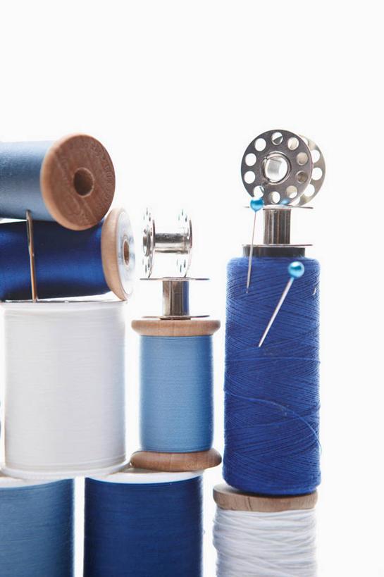 无人,竖图,室内,特写,白天,白色背景,正面,生活用品,静物,一堆,许多,堆叠,堆积,线,办公用品,很多,文具,蓝色,白色,学习用品,日用品,摄影,影棚,堆,文具用品,线轴,彩图,影棚拍摄,拍摄,大头针