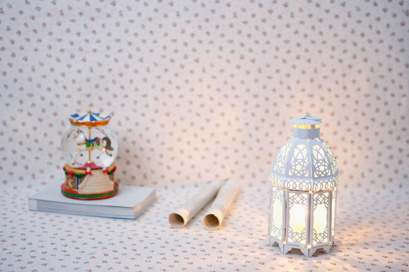 无人,横图,室内,特写,白天,正面,游戏,壁纸,台灯,静物,玩具,照明,阴影,朦胧,模糊,透明,光线,影子,墙,灯光,玩,娱乐,墙壁,墙面,灯,玻璃球,灯具,休闲,球体,旋转木马,水晶球,益智,游乐设施,活动,照亮,照明设备,发泄,消遣,智力,木马,雪花玻璃球,宣泄,游艺设施,圣诞雪花球,墙纸,玩耍,嬉戏,彩图