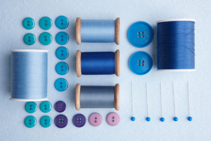 无人,横图,俯视,室内,特写,白天,生活用品,静物,一排,许多,阴影,蓝色背景,整齐,并列,并排,反射,线,影子,办公用品,很多,纽扣,文具,排列,粉色,蓝色,学习用品,日用品,摄影,影棚,钮扣,文具用品,队列,平行,线轴,彩图,高角度拍摄,影棚拍摄,拍摄,大头针