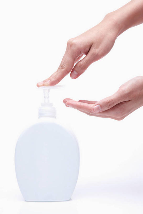 东方人,手,一个人,捧,竖图,室内,特写,白天,白色背景,正面,化妆,美容,亚洲,双手,仅一个年轻女性,仅一个女性,仅一个人,护肤,黄种人,一个,化妆品,瓶子,塑料制品,日用品,洗浴用品,按,清洁,保养,享受,休闲,手部,塑料瓶,放松,杀菌,保健,摄影,影棚,单个,洗手液,消毒,护肤品,化妆用品,护肤用品,舒缓,养颜,去污,紧肤,嫩肤,年轻女性,女人,女性,亚洲人,端,端着,捧着,手捧,洗涤,半身,彩图,影棚拍摄,拍摄