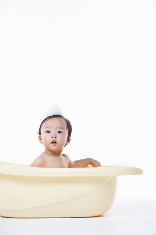 东方人,婴儿,儿童,一个人,坐,竖图,室内,白天,白色背景,正面,洗澡,纯洁,安全,亚洲,仅一个人,阴影,反射,影子,防护,注视,黄种人,干净,裸露,小孩,容器,观察,看,清洁,享受,健康,浴盆,放松,可爱,保健,摄影,活泼,影棚,观看,储藏,保护,察看,卫生,储存,关注,宝宝,裸,澡盆,保险,纯真,烂漫,无邪,保全,周全,安稳,安定,泡汤,伶俐,平安,天真,亚洲人,孩子,坐着,彩图,全身,影棚拍摄,沐浴,拍摄,婴儿浴盆,贮存