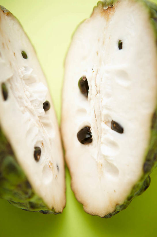 无人,竖图,俯视,室内,特写,白天,餐桌,桌子,水果,绿色背景,阴影,新鲜,反射,影子,生食,食品,果实,食物,两个,番荔枝,摄影,有机食品,绿色食品,影棚,餐台,横截面,剖面,释迦,佛头果,凤梨释迦,蜜释迦,释迦凤梨,截面,截面图形,彩图,高角度拍摄,影棚拍摄,拍摄