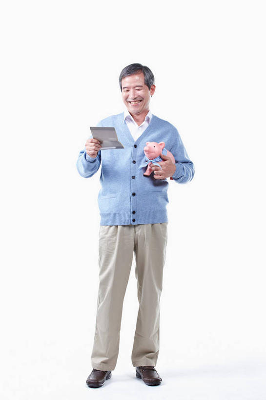 东方人,一个人,站,笑,微笑,露齿笑,竖图,室内,白天,白色背景,正面,亚洲,仅一个男性,仅一个人,握,阴影,服装,反射,影子,注视,休闲装,黄种人,衣服,容器,低头,观察,看,站着,仅一个老年男性,休闲,休闲服,储蓄罐,器皿,储蓄,存钱,握着,金融,理财,摄影,服饰,影棚,经济,观看,存折,察看,资金,存钱罐,关注,存款,流通,贸易,贮钱罐,储钱罐,扑满,老年男性,男人,男性,亚洲人,站立,彩图,全身,影棚拍摄,拍摄,存款簿