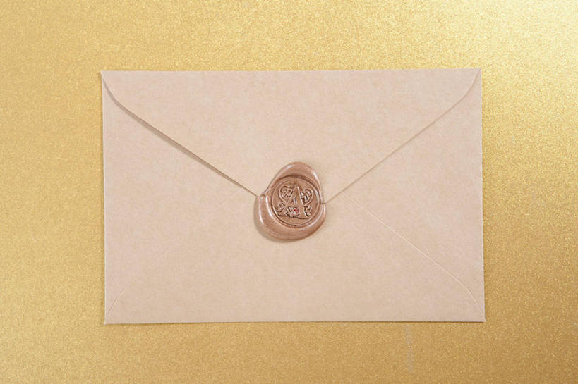 无人,横图,俯视,室内,特写,白天,静物,阴影,黄色背景,反射,传递,信息,影子,邮件,联系,标记,联络,邮递,通信,摄影,影棚,信件,记号,封闭,邮政,一封,封口,封口漆,封印蜡,火漆,火漆戳,火漆蜡,火漆印,蜡封戳,彩图,高角度拍摄,影棚拍摄,拍摄