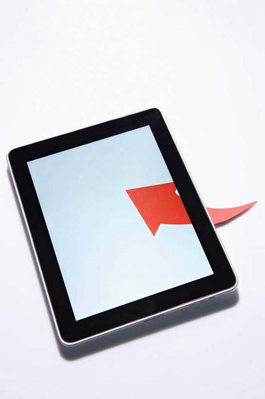 无人,竖图,俯视,室内,特写,白天,白色背景,电脑,笔记本电脑,静物,阴影,反射,网络,影子,方向,通讯设备,箭头,红色,摄影,影棚,一台,无线,指向,通信设备,无线网络,无线上网,便携式电脑,平板电脑,簇,手提电脑,彩图,高角度拍摄,影棚拍摄,拍摄