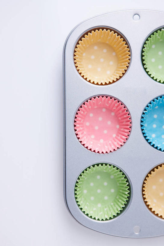 无人,竖图,俯视,室内,特写,白天,白色背景,化妆,美容,静物,护肤,阴影,反射,影子,黄色,蓝色,绿色,彩妆,保养,享受,休闲,眼影,放松,保健,摄影,影棚,调色盘,调色板,养颜,彩图,高角度拍摄,影棚拍摄,拍摄,眼影调色盘