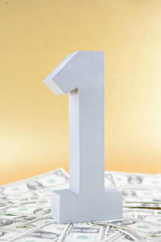 无人,竖图,室内,特写,白天,正面,钱,美元,静物,一堆,许多,阴影,堆叠,堆积,反射,标志,钱币,数字,文字,影子,字符,很多,美金,金色背景,标识,一个,钞票,金融,纸币,摄影,阿拉伯数字,影棚,经济,单个,堆,美圆,流通,纸钞,贸易,货币,现金,彩图,影棚拍摄,拍摄