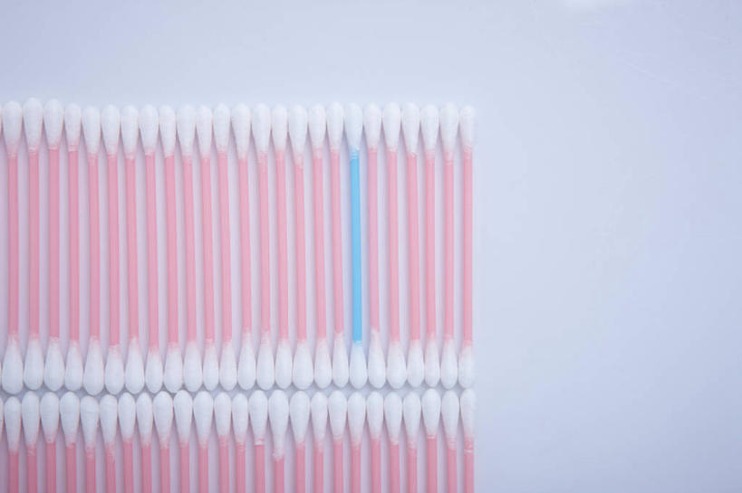 无人,横图,室内,特写,白天,正面,静物,一排,许多,阴影,灰色背景,整齐,反射,影子,很多,排列,粉色,蓝色,棉花棒,棉签,摄影,影棚,队列,棉棒,擦拭棒,彩图,影棚拍摄,拍摄