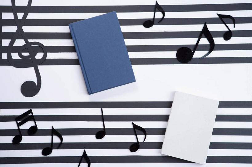 无人,横图,俯视,室内,特写,白天,白色背景,静物,书籍,阴影,反射,影子,乐谱,五线谱,音乐,书本,摄影,影棚,两本,节拍,音符,符头,符干,符尾,乐章,书,图书,彩图,高角度拍摄,影棚拍摄,拍摄