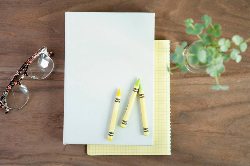 无人,横图,俯视,室内,特写,白天,植物,餐桌,桌子,阴影,反射,笔,蜡笔,盆栽,眼镜,影子,纸,办公用品,盆景,纸张,文具,绿色,自然,学习用品,生长,成长,餐台,文具用品,近视眼镜,画纸,彩图,高角度拍摄,铅画纸,素描纸