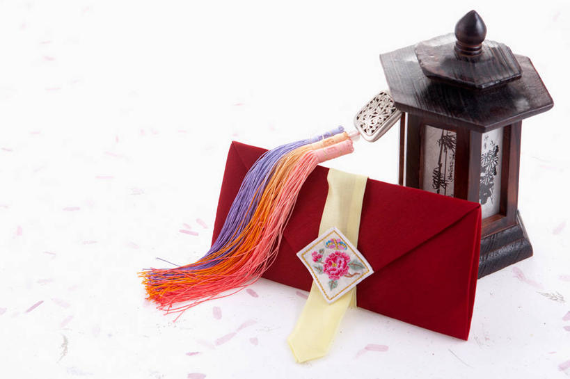 无人,横图,俯视,室内,特写,白天,白色背景,静物,玉,照明,阴影,反射,传递,信息,灯笼,雕刻,影子,邮件,纸灯笼,联系,灯具,联络,邮递,通信,摄影,奢侈品,玉雕,流苏,影棚,信件,玉器,照亮,贵重,珍贵,照明设备,邮政,玉石,玉佩,宝贵,彩图,高角度拍摄,影棚拍摄,拍摄