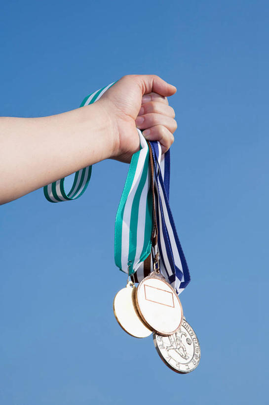 东方人,手,一个人,举,竖图,室外,特写,白天,仰视,成功,胜利,亚洲,仅一个年轻女性,仅一个女性,仅一个人,握,丝绸,丝带,缎带,拿,拿着,黄种人,绸带,托,手部,光彩,握着,单手,奖牌,金牌,荣誉,奖品,铜牌,银牌,荣耀,光荣,年轻女性,女人,女性,亚洲人,举起,举手,举着,向上举,向上伸,向上托,半身,彩图,低角度拍摄