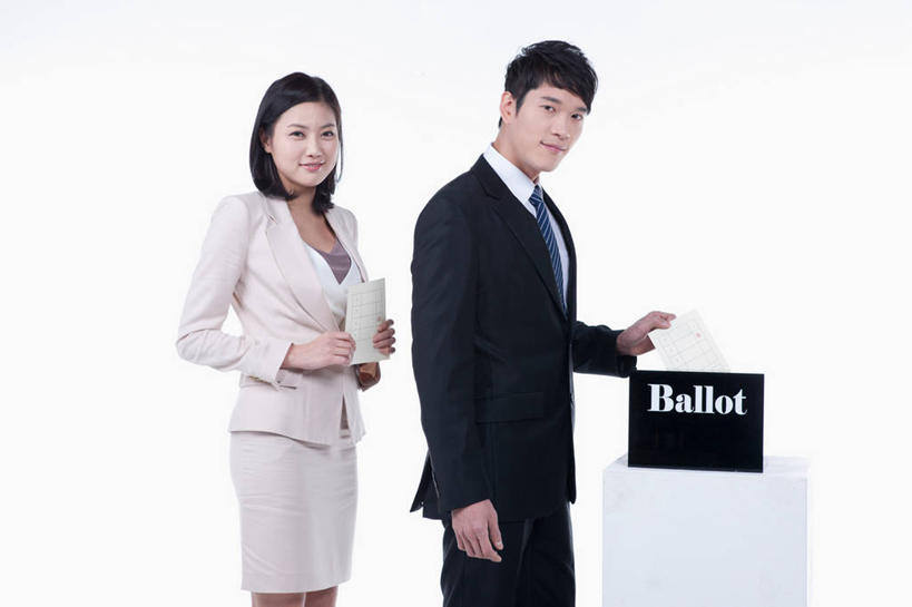 东方人,两个人,同事,商务人士,商务男性,商务女性,站,笑,微笑,露齿笑,横图,室内,白天,白色背景,正面,衬衫,成功,合作,团队,集体,信心,亚洲,握,套装,英文,标志,文字,字符,字母,领带,拿,拿着,注视,黄种人,标识,队伍,容器,箱子,观察,看,站着,握着,摄影,影棚,观看,储藏,英文字母,察看,领导,象征,庄重,成就,储存,关注,商务装,身份,合伙,领袖,工薪阶层,投票箱,正式,地位,男人,男性,年轻男性,年轻女性,女人,女性,亚洲人,白领,上班族,站立,半身,彩图,影棚拍摄,衬衣,拍摄,贮存,投票