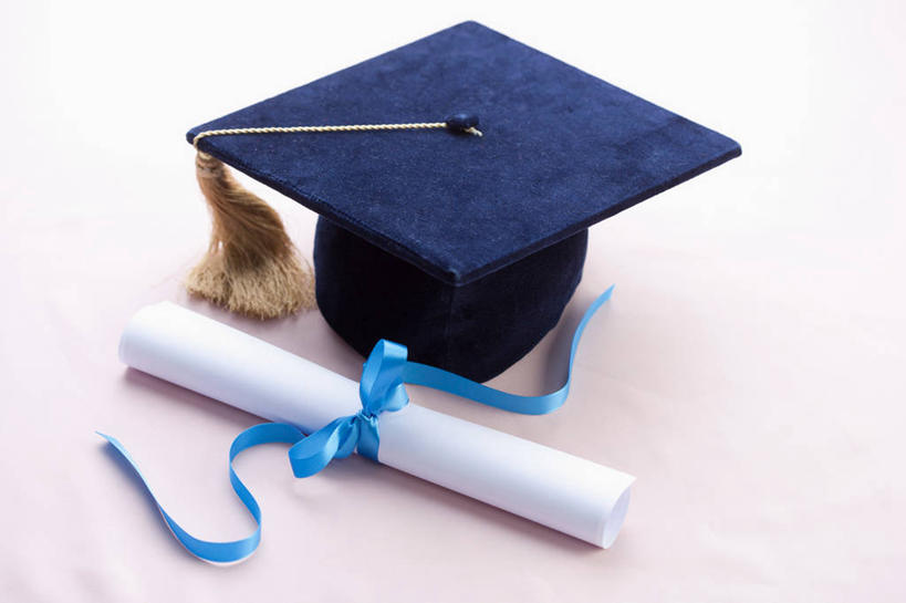 无人,横图,俯视,室内,特写,白天,白色背景,静物,帽子,装饰,丝绸,丝带,文凭,缎带,绸带,一个,蓝色,蝴蝶结,摄影,影棚,单个,华丽,修饰,点缀,证书,博士帽,学位证,学位证书,衬托,美观,雅致,雅观,学位帽,彩图,高角度拍摄,影棚拍摄,拍摄