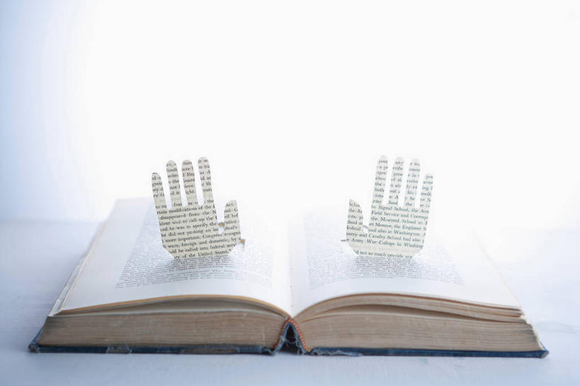 东方人,手,横图,室内,特写,白天,白色背景,正面,静物,书籍,亚洲,双手,一本,黄种人,书本,打开,手部,摄影,影棚,开启,亚洲人,书,图书,彩图,影棚拍摄,拍摄