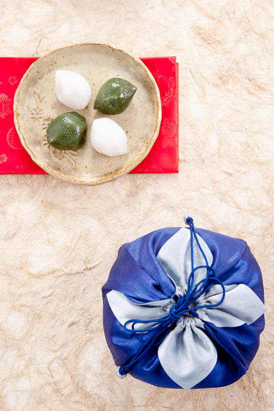 无人,竖图,俯视,室内,特写,白天,餐具,礼盒,礼物,节日,碟子,盘,纸盒,年糕,文化,盒子,一个,绿色,白色,包装盒,盘子,礼品盒,碟,祈祷,四个,许愿,摄影,礼品,影棚,单个,纪念,祈求,祭祀,镜饼,平安,彩图,高角度拍摄,影棚拍摄,拍摄,传统文化